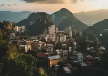 cidade mineira cercada por montanhas