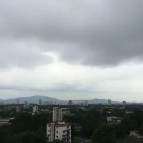 Céu encoberto e pancadas de chuva