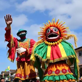 Carnaval das marchinhas e bonecos gigantes