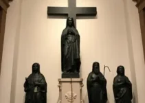esculturas de São Benedito e do Mago Rei Baltazar